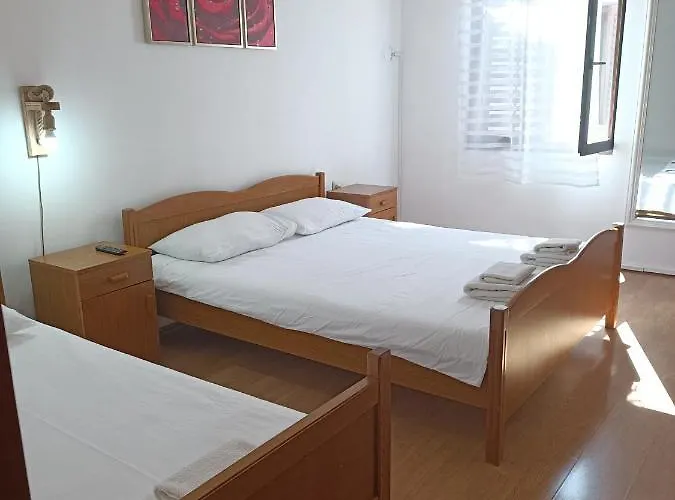 Branka- 4 In House- 1 Has Jacuzzi *