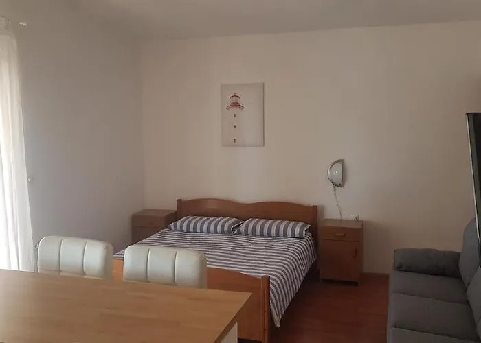 Branka- 4 In House- 1 Has Jacuzzi * Vir