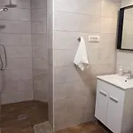 Branka- 4 In House- 1 Has Jacuzzi * ויר