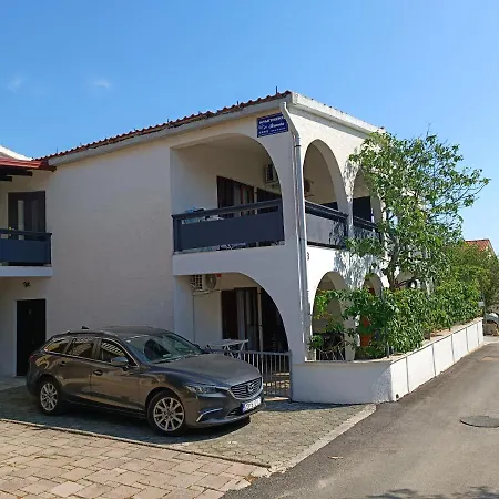 Branka- 4 In House- 1 Has Jacuzzi דירה