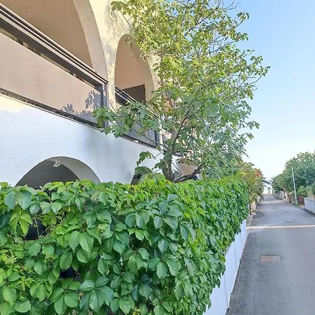 Branka- 4 In House- 1 Has Jacuzzi Apartment