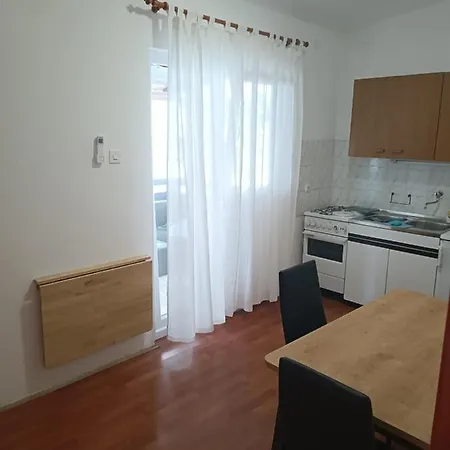 Branka- 4 In House- 1 Has Jacuzzi Apartment *