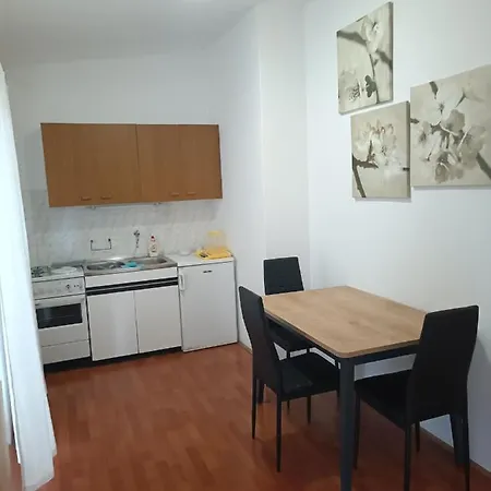 Branka- 4 In House- 1 Has Jacuzzi *