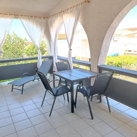 Branka- 4 In House- 1 Has Jacuzzi *
