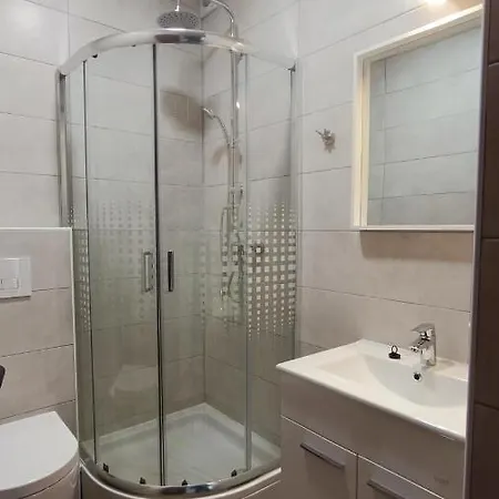 Branka- 4 In House- 1 Has Jacuzzi * Vir