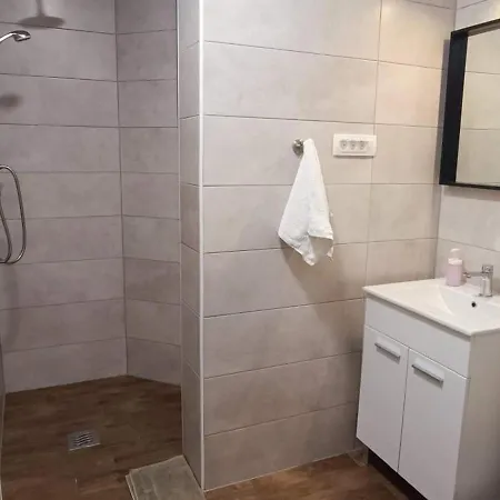 Branka- 4 In House- 1 Has Jacuzzi * ויר