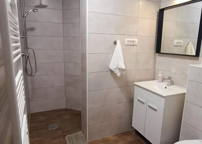 Branka- 4 In House- 1 Has Jacuzzi * Vir
